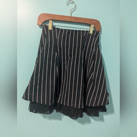 Cute striped skirt with double buckle detail - Picture 2 of 4